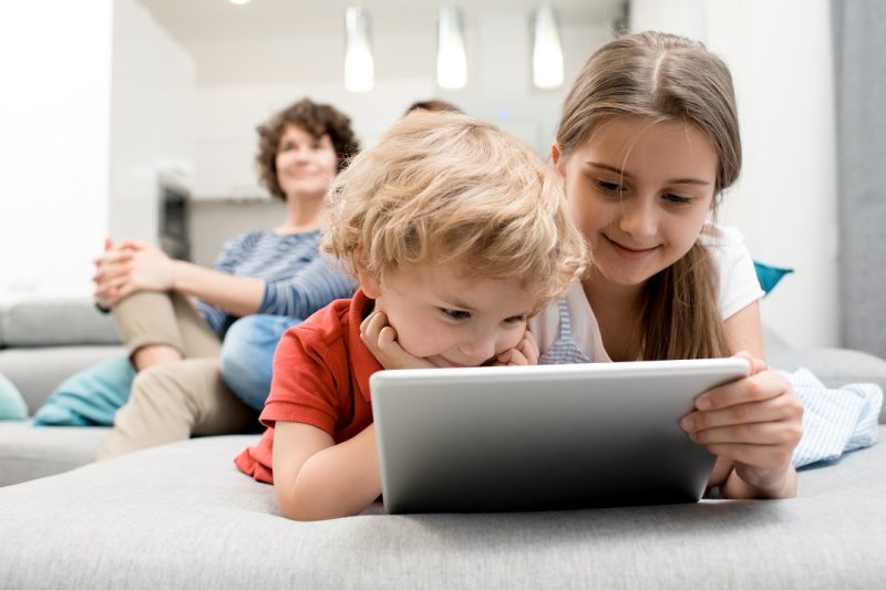 El consumo de pantallas ya es la primera actividad de los niños fuera del  colegio - Magisnet