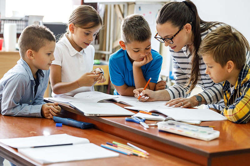 Una distincion entre la educacion y pedagogia es que la educacion se centra en la practica del proceso educativo, mientras ta