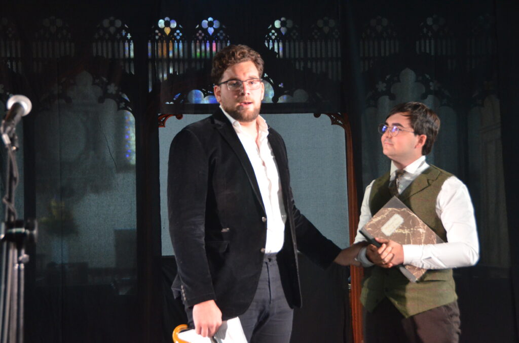 Tolkien y su amigo Lewis, en el musical Una luz en la oscuridad.