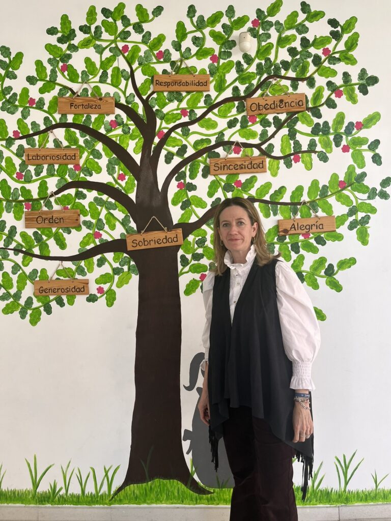 Almudena Quintas junto a un árbol que recuerda las virtudes (foto Santiago Mata).
