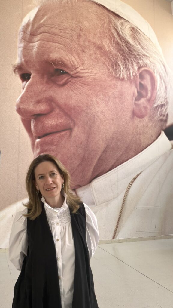 Almudena Quintas junto a la imagen de Juan Pablo II (foto Santiago Mata).