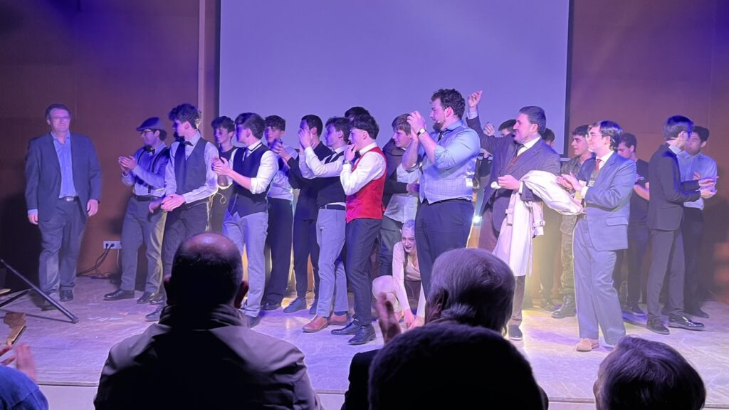 Saludo del elenco de actores del musical Una luz en la oscuridad, sobre Tolkien (foto Santiago Mata).