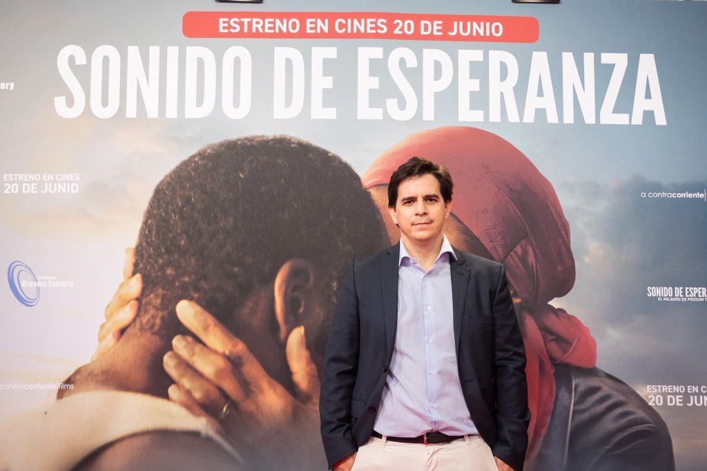 Panadero presentando "Sonido de Esperanza", distribuida por European Dreams Factory.