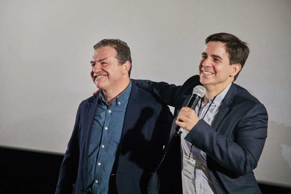 Panadero, presentando al director de una de las películas que distribuye.
