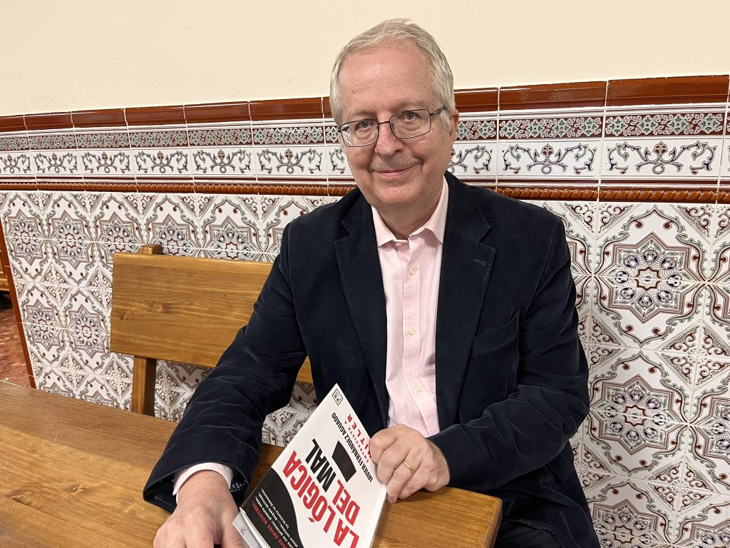 Javier Fernández Aguado y su obra "Entrevista a Hitler". Foto S. Mata.